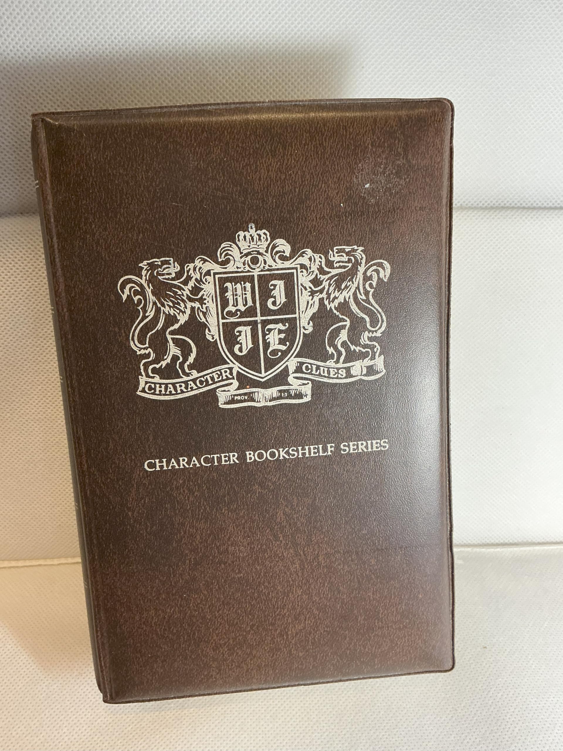 Character Clues (Family Game with Resource Book, Instructions, and Two Decks of Cards -- "Character Clues" and "Character Qualities") (Character Bookshelf Series)