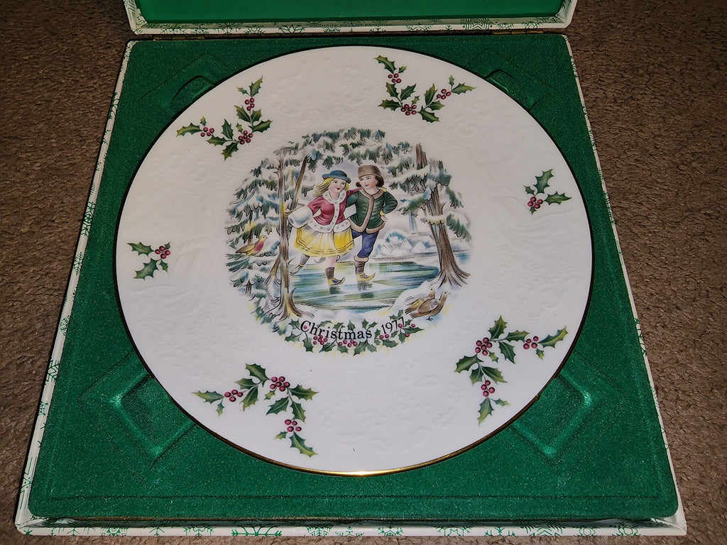 Royal Doulton Christmas Plate 1977 First of a Series